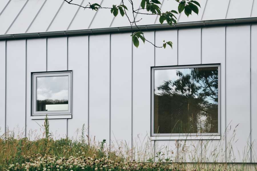 Neu und Alt in Jelling schreiben mit Stahlprofilen gemeinsam Zukunftsgeschichte, Feldmosevej 1 - 7300 Jelling